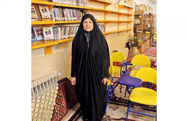 مهرانگیز لک‌قمی بانوی فعال قرآنی بیش از سه هزار و ۲۰۰ جلد کتاب به کتابخانه آستان مقدس اهدا کرد.