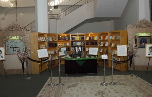 نمایشگاه کتب اهدایی به کتابخانه آستان