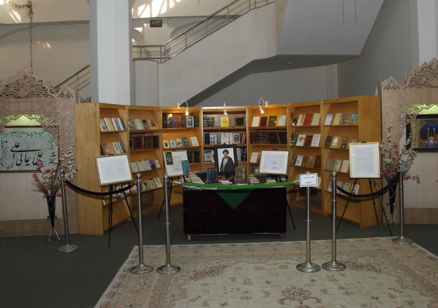 نمایشگاه کتب اهدایی به کتابخانه آستان
