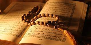 اهدای قرآن به کتابخانه آستان مقدس